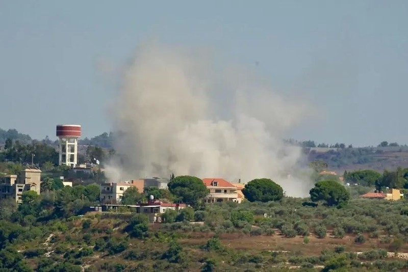 Humo provocado por un ataque aéreo de Israel en la ciudad de Tayr Harfa, sur del Líbano, el 12 de julio de 2024. (Foto: Xinhua/VNA)