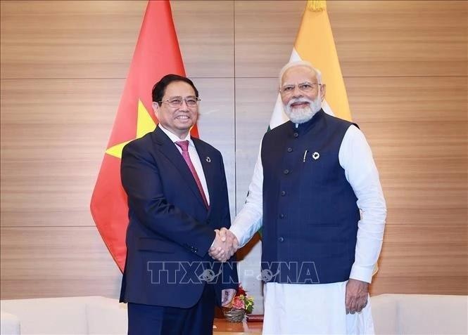 El primer ministro de Vietnam, Pham Minh Chinh (izquierda), y su homólogo indio, Narendra Modi, se reúnen en la Cumbre ampliada del G7 en Hiroshima, Japón, el 20 de mayo de 2023. (Foto: VNA)