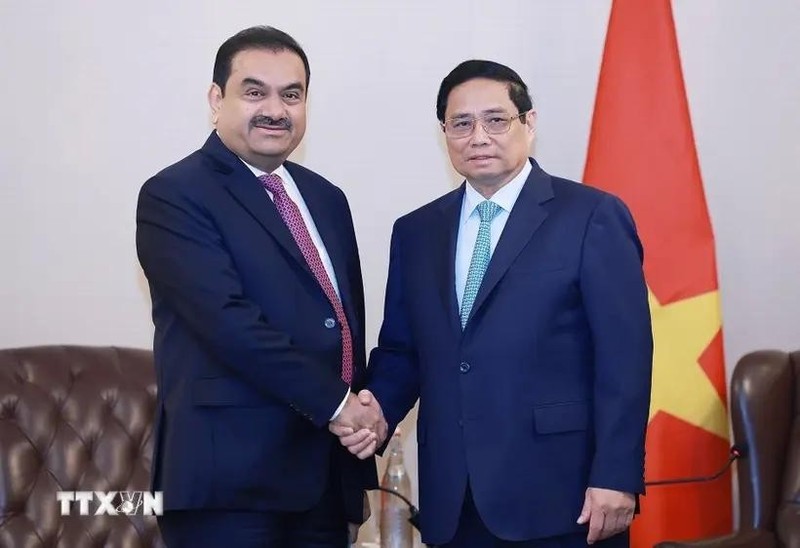 El primer ministro de Vietnam, Pham Minh Chinh y Gautam Adani, presidente del grupo indio Adani (Foto: VNA)