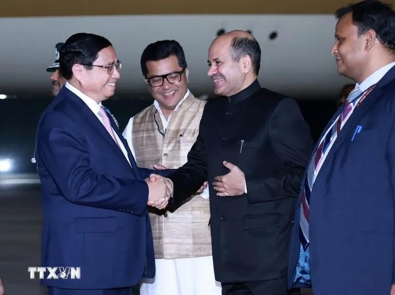 Los funcionarios indios recibe al primer ministro de Vietnam, Pham Minh Chinh, en el aeropuerto militar Palam, en la capital Nueva Delhi (Foto: VNA)