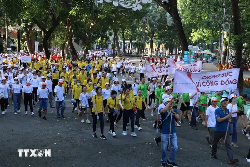 Más de cinco mil personas caminaron juntas en apoyo a las víctimas del agente naranja/dioxina en Vietnam con motivo del mes de acción en 2023 por los perjudicados por esa sustancia química. (Foto: VNA)