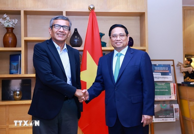 El primer ministro Pham Minh Chinh y Rajesh Kumar Singh, presidente dirigenes de la Corporación Nacional de Desarrollo del Corredor Industrial (Foto: VNA)