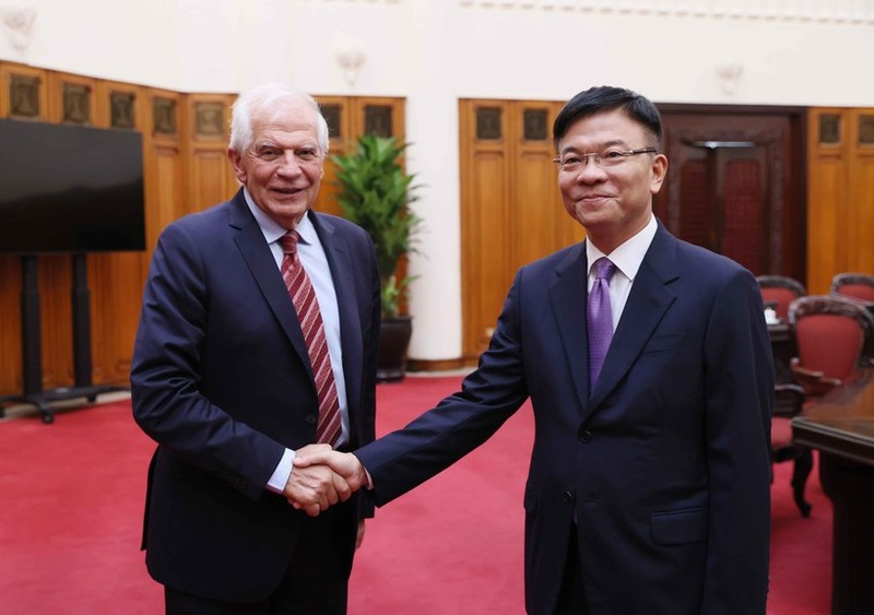 El viceprimer ministro Le Thanh Long (en la derecha) recibe al vicepresidente de la Comisión Europea (CE) y Alto Representante de la Unión Europea (UE) para Asuntos Exteriores y Política de Seguridad, Josep Borrell Fontelles (Foto: VNA)