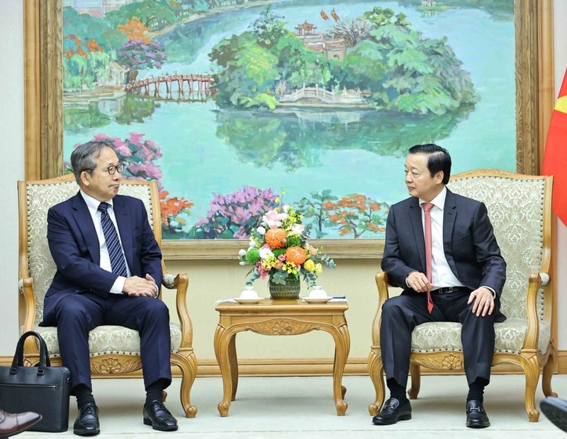 El viceprimer ministro de Vietnam, Tran Hong Ha, y Yamada Takio, asesor de la Cancillería japonesa y embajador encargado de la Iniciativa “Comunidad Asiática de Emisiones Netas Cero” (AZEC) del Gobierno nipón. (Foto: VNA)