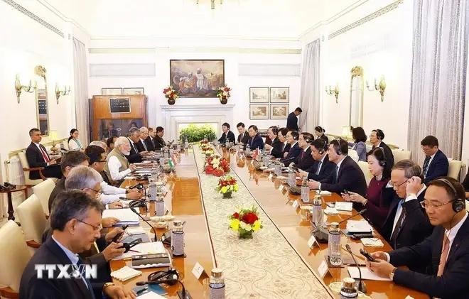 El primer ministro de Vietnam, Pham Minh Chinh, sostiene conversaciones con su homólogo indio, Narendra Modi. (Foto: VNA)