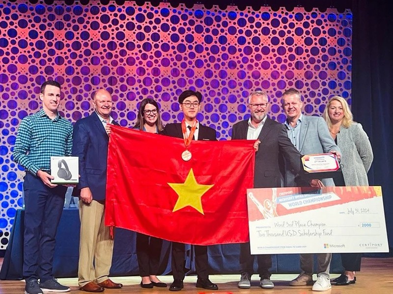 Nguyen Minh Duong, de la Universidad de Ciencia y Tecnología de Hanoi, gana la medalla de bronce en el evento. (Foto: VNA)