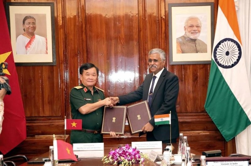 El viceministro de Defensa de Vietnam Hoang Xuan Chien y el secretario de Defensa de la India, Shri Giridhar Aramane firmaron una carta de intención sobre cooperación de defensa. (Foto: VNA)