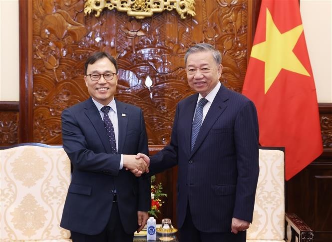 El presidente de Vietnam, To Lam, recibe al embajador de Seúl en Hanoi, Choi Young Sam. (Foto: VNA)