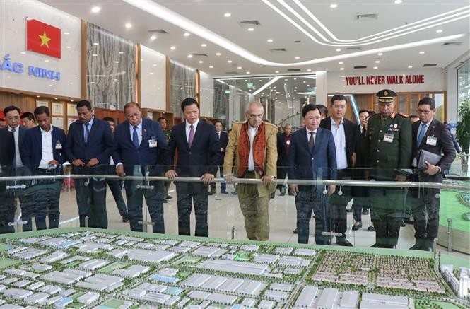 El presidente de Timor-Leste, José Ramos-Horta, contempla la maqueta del parque industrial VSIP Bac Ninh. (Foto: VNA)