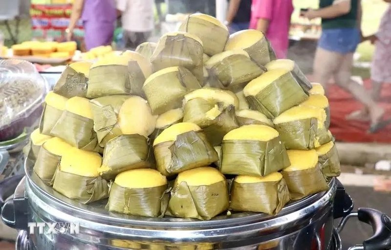 En el Festival se vende un pastel típico de An Giang elaborado con palma de palmira, (Foto: VNA)