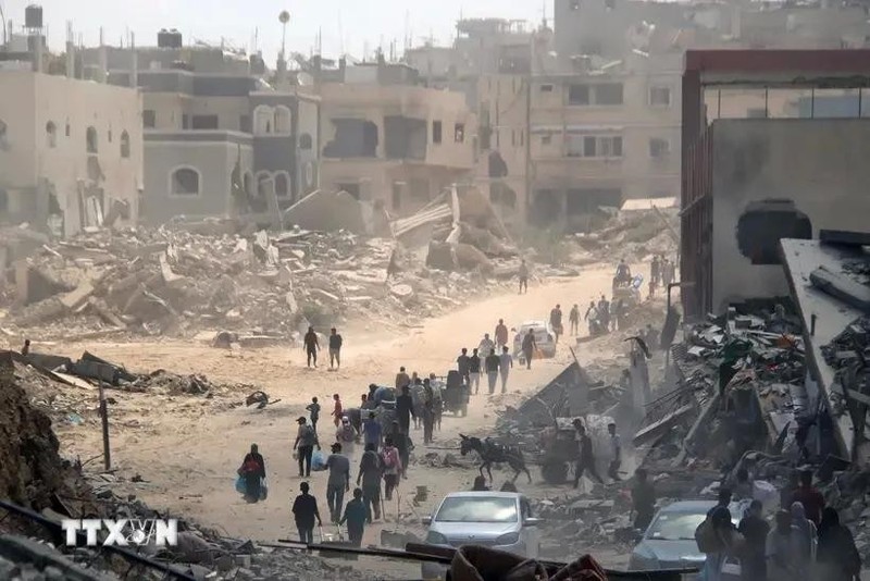 Refugiados palestinos regresan a la ciudad de Khan Yunis, Franja de Gaza, el 30 de julio de 2024 (Foto: Xinhua/VNA)