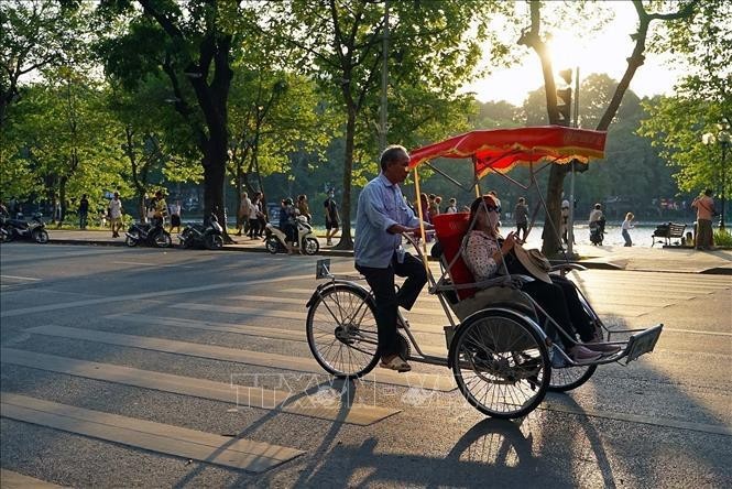 Un paseo en triciclo por el lago Hoan Kiem, Hanói (Foto: VNA)