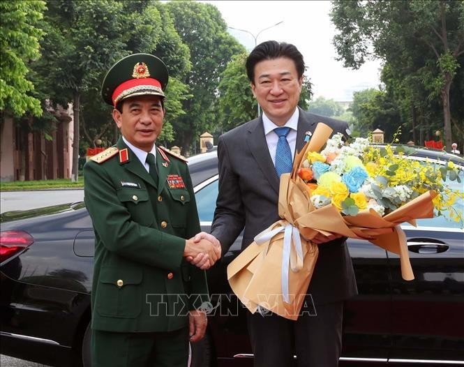 El ministro de Defensa de Vietnam, general Phan Van Giang (izquierda), recibe a su homólogo japonés, Kihara Minoru. (Foto: VNA)