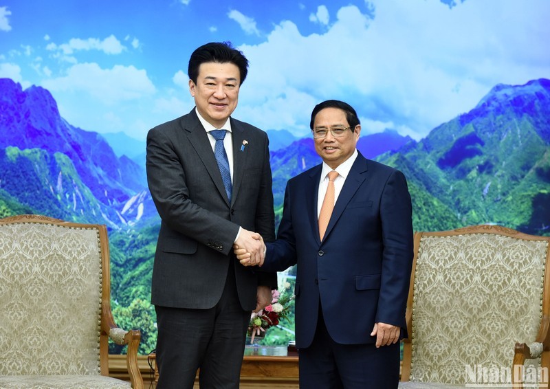 El primer ministro Pham Minh Chinh recibe al ministro de Defensa japonés, Kihara Minoru. (Foto: Nhan Dan)