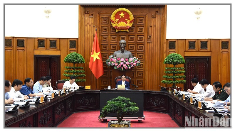 El primer ministro vietnamita, Pham Minh Chinh, preside la primera reunión del Comité directivo para resumir 20 años de implementación del modelo de estructura organizacional del Gobierno. 