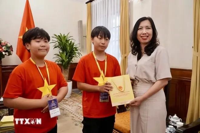 La viceministra de Relaciones Exteriores y presidenta del Comité Estatal sobre los Vietnamitas en el Extranjero, Le Thi Thu Hang, entrega regalos a los niños (Foto: VNA)