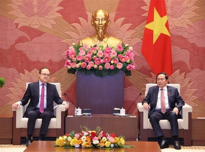 El presidente de la Asamblea Nacional de Vietnam, Tran Thanh Man y el embajador de Rusia en Hanói, Gennady Bezdetko (Foto: VNA)