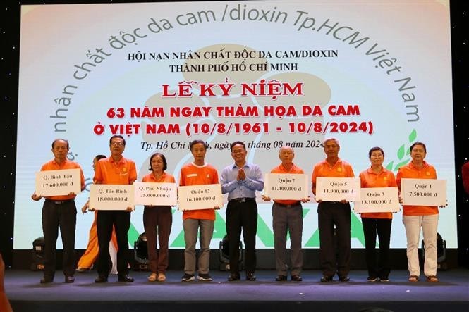 El Comité del Frente de la Patria de Ciudad Ho Chi Minh entrega becas a representantes de niños víctimas del Agente Naranja/Dioxina (Foto: VNA)