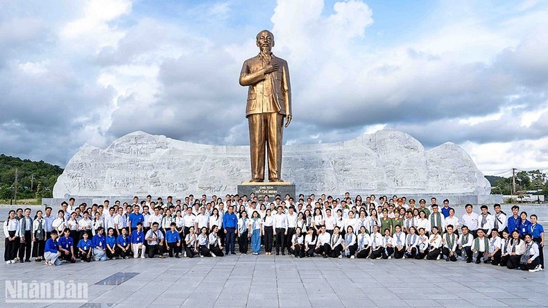 Participantes ofrecen incienso y flores en el Monumento al Presidente Ho Chi Minh en la ciudad de Phu Quoc.