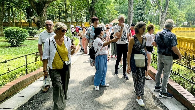 Los turistas internacionales visitan las reliquias del Presidente Ho Chi Minh en el Palacio Presidencial. (Foto: nhandan.vn)