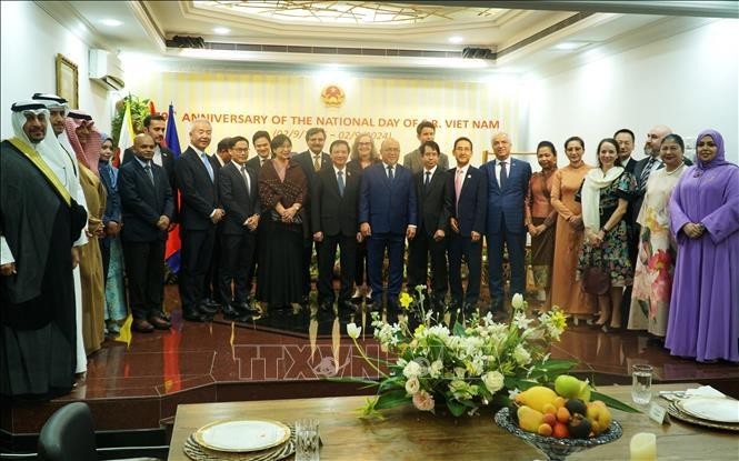 El vicepresidente de la Asamblea Nacional de Vietnam, Nguyen Khac Dinh, el embajador Tran Anh Vu y los embajadores de otros países en Brunéi. (Foto: VNA)