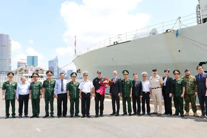 Reprentantes de la segunda Región Naval de Vietnam, autoridades de Ciudad Ho Chi Minh, la embajada de Canadá en Vietnam, capitán del HMCS Montréal y la tripulación en el puerto de Nha Rong (Foto: VNA)