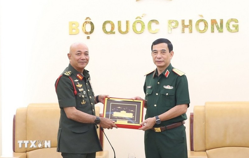 El general Phan Van Giang, ministro de Defensa de Vietnam, recibe al general Tan Sri Datuk Seri Mohammad bin Ab Rahman, comandante de las Fuerzas de Defensa de Malasia. (Foto: VNA)