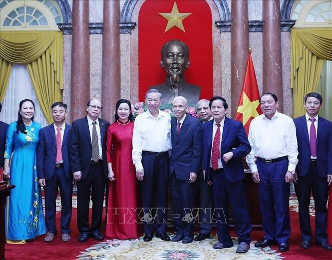 El secretario general del Partido Comunista y presidente de Vietnam, To Lam, y el personal que atendió al Presidente Ho Chi Minh de 1954 a 1969. (Foto: VNA)