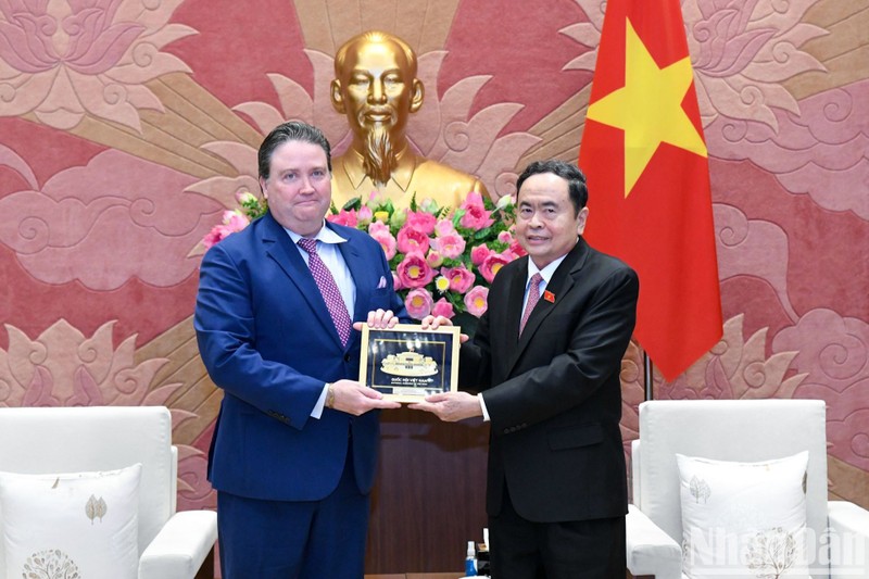 El presidente de la Asamblea Nacional de Vietnam, Tran Thanh Man, entrega un regalo al embajador estadounidense, Marc Evans Knapper. (Foto: Nhan Dan)