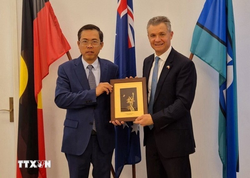 El embajador de Vietnam en Australia, Pham Hung Tam (izquierda), y Matt Thistlethwaite, miembro de la Cámara de Representantes y ministro adjunto de Inmigración del país oceánico. (Foto: VNA)