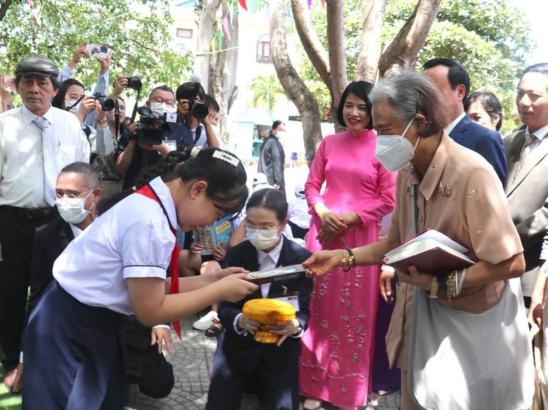 La princesa tailandesa Maha Chakri Sirindhorn otorga regalos a estudiantes de la escuela primaria Nguyen Tat Thanh (Foto: VNA)