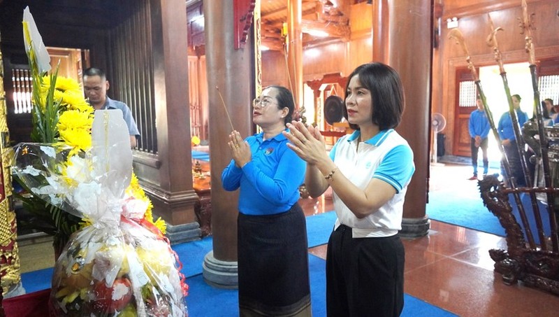 Representantes ofrecieron inciensos en el Templo dedicado al presidente Ho Chi Minh y heroicos mártires en la provincia de Quang Binh. (Foto:VNA)