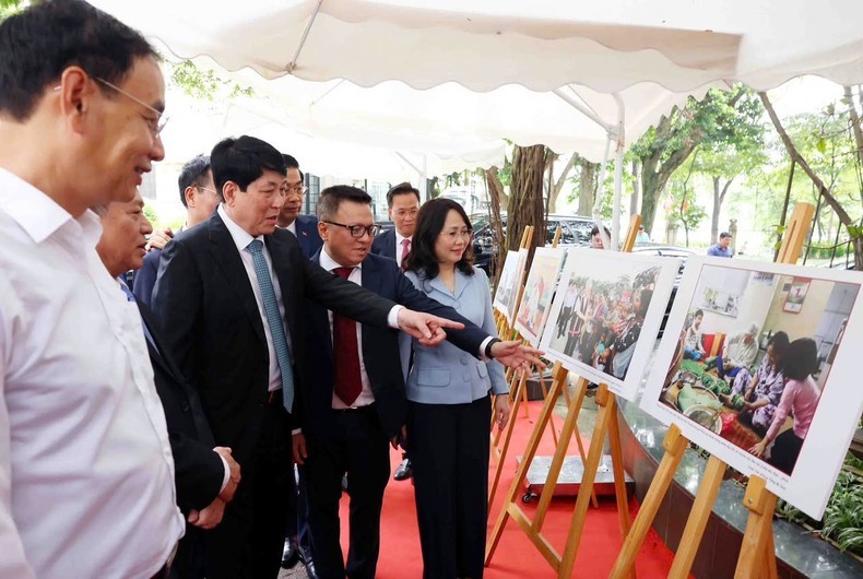 Delegados visitan el exposición 