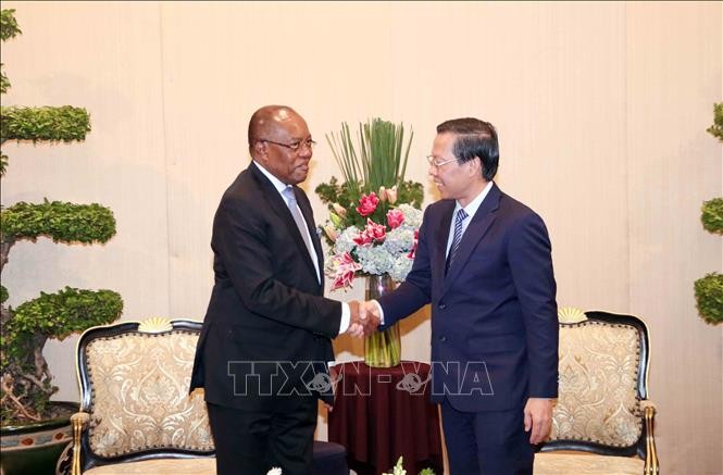 Phan Van Mai, presidente del Comité Popular de Ciudad Ho Chi Minh, recibie a Manuel Domingos Augusto secretario del Comité Central del gobernante MPLA (Foto: VNA)