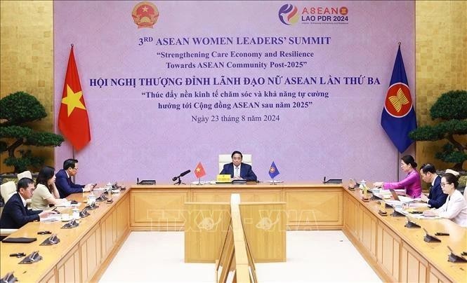 El primer ministro Pham Minh Chinh asiste y pronuncia un discurso en la tercera Cumbre de Mujeres Líderes de la Asean por videoconferencia (Foto: VNA)