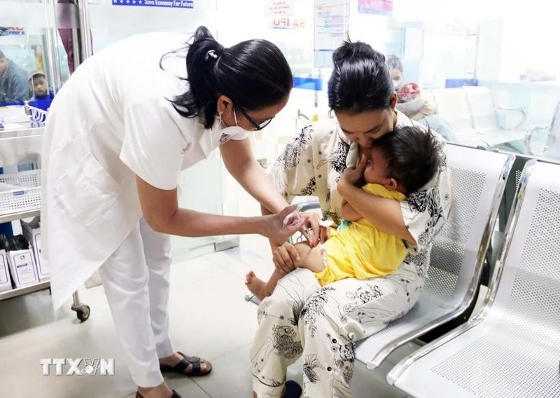 Inyección de vacuna para niños en Vietnam (Foto: VNA)