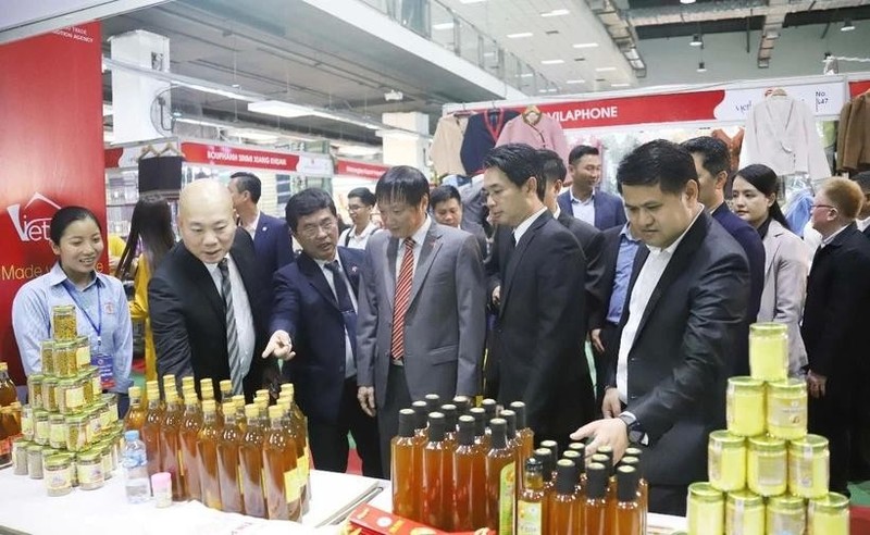 Los delegados visitan un stand en la Feria Comercial Vietnam-Laos 2024, organizada en la capital de Vientián el mes pasado (Foto: VNA)