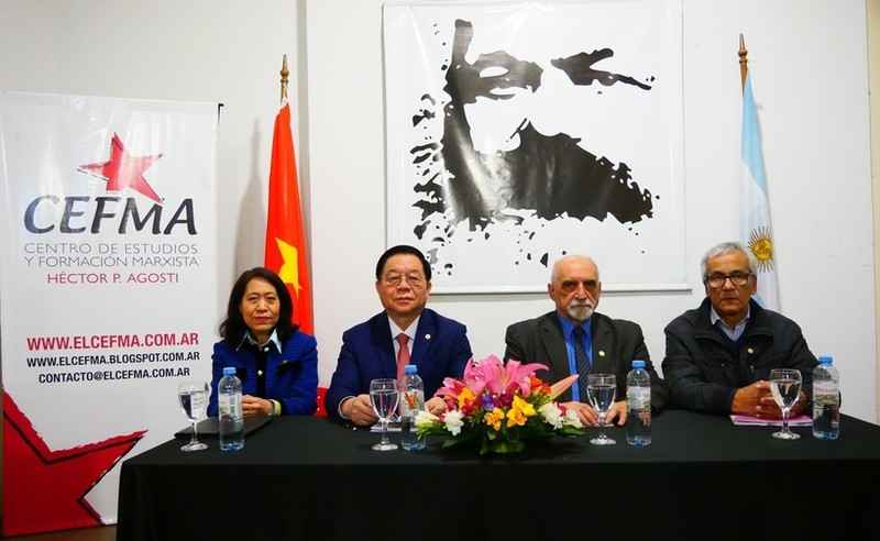 Nguyen Trong Nghia, jefe de la Comisión de Propaganda y Educación, la embajadora vietnamita en Argentina, Ngo Minh Nguyet, el secretario general interino del Partido Comunista de Argentina, Jorge Kneyness y el secretario general del Partido Comunista de Uruguay, Juan Castillo (Foto: VNA)