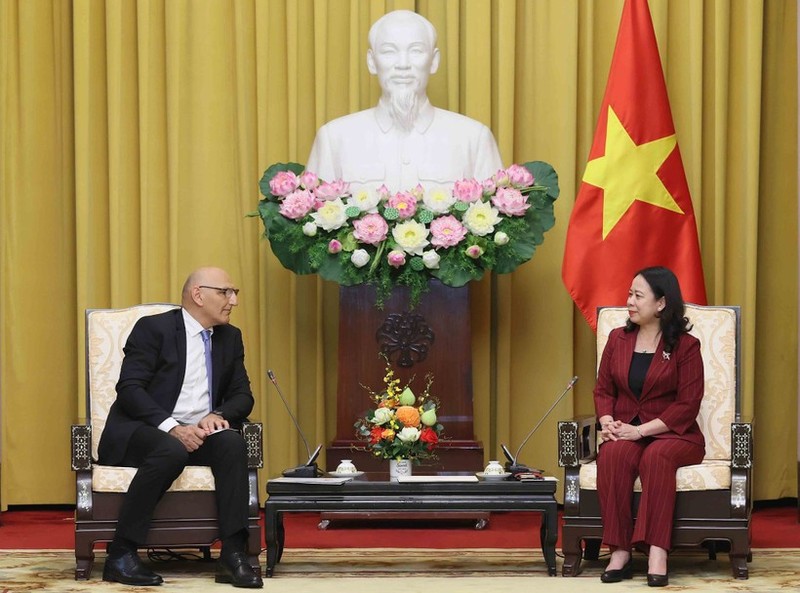 La vicepresidenta de Vietnam, Vo Thi Anh Xuan, intercambia con Elchin Amirbayov, enviado especial del Presidente de Azerbaiyán. (Foto: VNA)