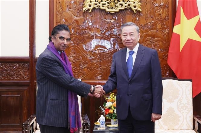 El secretario general del Partido Comunista y presidente de Vietnam, To Lam, recibe al embajador de Sri Lanka, Sajeewa Umanga Mendis. (Foto: VNA)