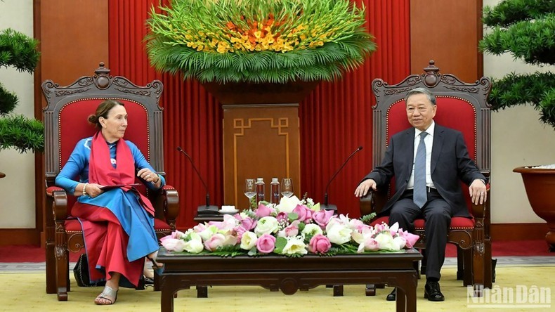 El secretario general del Partido Comunista y presidente de Vietnam, To Lam, recibe a la titular del Senado australiano, Sue Lines. (Foto: VNA)