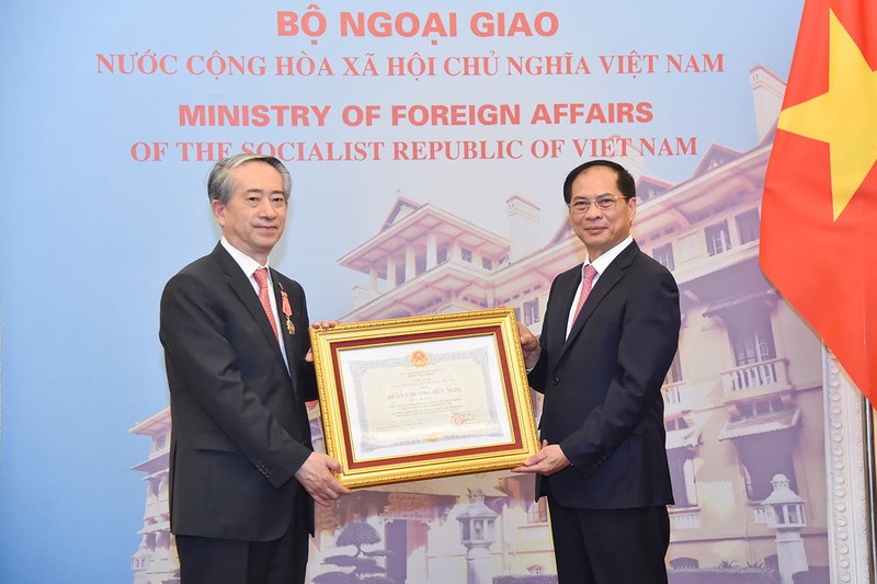 El viceprimer ministro y ministro de Relaciones Exteriores de Vietnam, Bui Thanh Son (derecha), entrega la Orden de la Amistad al embajador chino, Xiong Bo. (Foto: VNA)