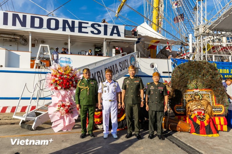 Los líderes del Comando de la Región Naval 1 de la Armada Popular de Vietnam y los miembros del buque de guerra de Indonesia KRI Bima Suci (Foto: VNA)