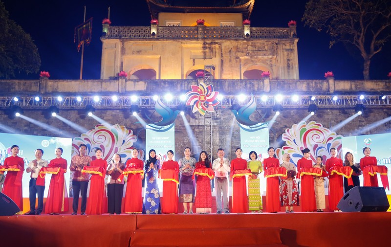 Delegados cortan la cinta de apertura (Foto: hanoimoi.com.vn)