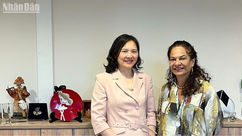 La subdirectora General de Ciencias Exactas y Naturales de la Unesco, Lidia Arthur Brito, y la embajadora Nguyen Thi Van Anh, representante permanente de Vietnam ante la Unesco (Foto: Nhan Dan)