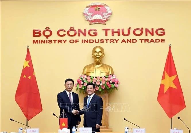 El ministro de Industria y Comercio de Vietnam, Nguyen Hong Dien (derecha), y Liu Ning, miembro del Comité Central del Partido Comunista de China (PCCh) y secretario del Comité del PCCh de la Región Autónoma Zhuang de Guangxi. (Foto: VNA)