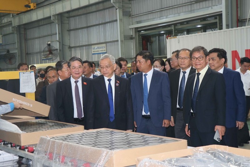 La delegación visita la fábrica de montaje de automóviles de Truong Hai – Thaco. (Foto: VNA)