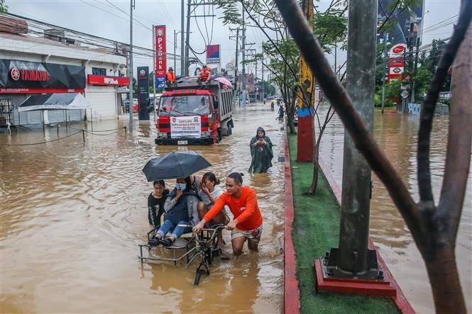 Evacuan a pobladores ante las inundaciones causadas por el tifón Yagi en Filipinas (Foto: Xinhua/VNA)