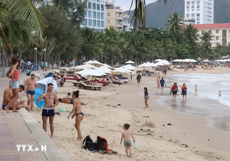 Turistas rusos en la playa de Hon Chong, provincia vietnamita de Khanh Hoa. (Foto:VNA)