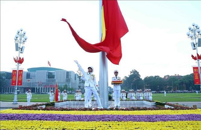 El izamiento de bandera en la plaza de Ba Dinh, Hanoi (Foto: VNA)